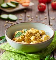 Gnocchi di pane alla salvia con pesto di crudité