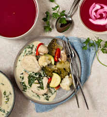 Barszcz zabielany i kurczak w sosie ze szpinakiem