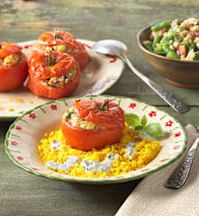 Gefüllte Tomaten mit Fisolensalat und Kurkumareis