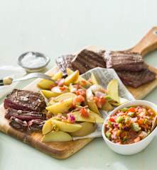 Entraña a la plancha con patatas y salsa criolla