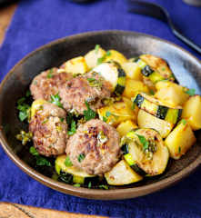 Koftas de ternera con guarnición de patatas y calabacín al limón