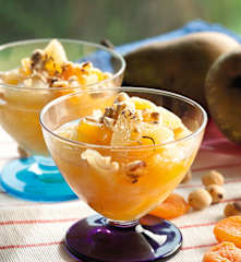 Hruškový kompot s lískovými oříšky