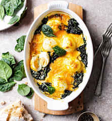 Huevos mollet con espinacas y crema de queso cheddar