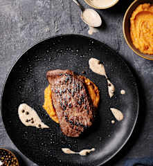 Sous-vide-Rinderfilet mit Süßkartoffelpüree und Marsala-Sauce
