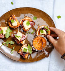Tartines de pain de mie, coulis de tomates, compotée d’oignons rouges et coppa