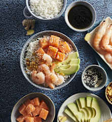 Bowl di riso, avocado e salmone