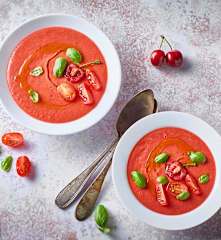 Gazpacho pomodori e ciliegie con crostini alle erbe