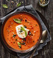 Tomatová polévka s bazalkovým pestem