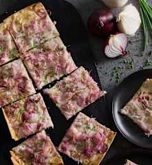 Tarte flambee with onions (Thermomix® Cutter)