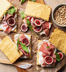 Sandwich faible en glucides au chou-fleur, au fromage de chèvre et au serrano