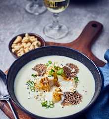 Trüffelsuppe mit Kabeljau und Cashewbröseln
