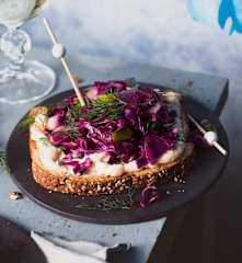 Tostas de crema de salmón y lombarda