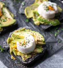 Pane ai semi, con avocado e uova in camicia