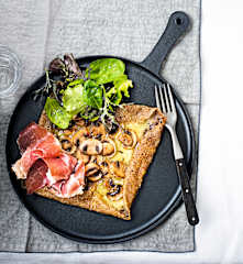 Galettes au cantal, champignons et jambon de pays