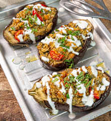 Melanzane ripiene di cous cous alle erbe con ceci e pomodorini