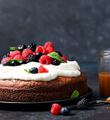 Bizcocho de caramelo con frutas y salsa de caramelo