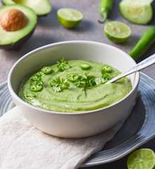 Sopa fría de aguacate