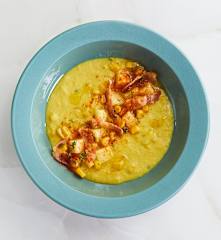 Zuppa di mais e patate con pancetta affumicata