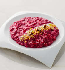 Risotto alla barbabietola rossa con anacardi, nocciole e lime