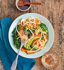 Wegański pad thai z tofu