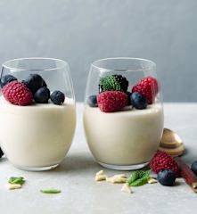 Postre cremoso de chocolate blanco