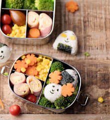Bento z onigiri i omletem