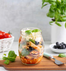 Sałatka makaronowa z sosem ze świeżych pomidorów