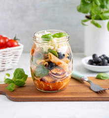 Insalata di pasta con pomodori e spinaci