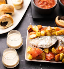 Menù: Panini ai funghi; zuppa di barbabietola, branzino al sale con verdure arrosto e zabaione alla vodka