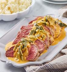 Filete de res en salsa de queso con rajas (Black Diamond)