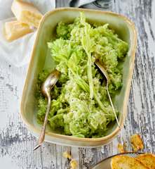 Staudensellerie-Parmesan-Salat