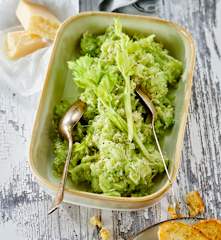 Staudensellerie-Parmesan-Salat