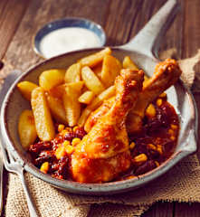 Drumsticks in scharfer Tomatensauce mit Kartoffelwedges