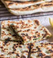 Pão turco (Gozleme) com recheio de acelgas