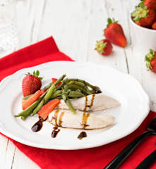 Insalata di pollo, fragole e fagiolini con glassa di balsamico