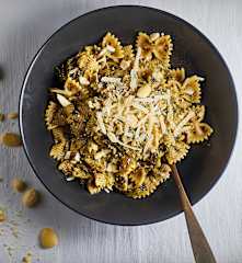 Pasta integrale con pesto di cicoria e scaglie di pecorino