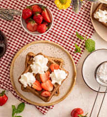 Gofry z kawą zbożową i truskawkami