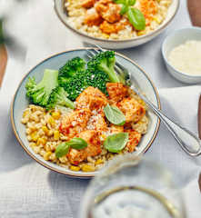 Hähnchen-Sonnenweizen-Bowl mit Brokkoli und Mais