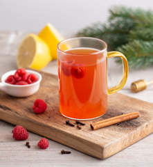 Korzenna herbata z wanilią i malinami