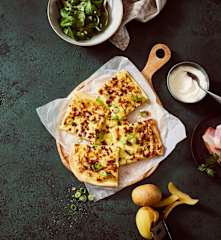 Flammkuchen mit Kartoffelcreme und Speck
