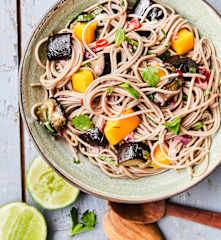 Salade de nouilles, aubergines et mangue