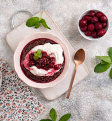 Czekoladowa owsianka z wiśniami