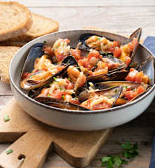 Mejillones en salsa de tomate con pasta