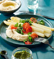 Mediterraner Spargel mit Sellerie-Hummus und Oliven-Petersilien-Gremolata