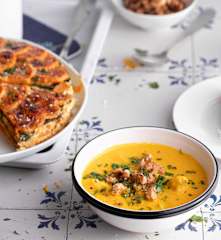 Menu: Soupe crémeuse à la noix de coco et aux carottes avec poulet et tarte aux patates douces