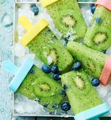 Bâtonnets glacés au kiwi, myrtilles et eau de coco