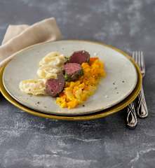 Rehmedaillons mit Sellerieravioli und Kürbisgemüse