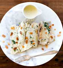 Reineta al vapor con salsa de limón y almendras