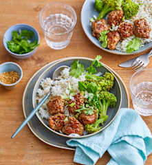 Boulettes de porc, brocoli, sauce teriyaki et riz thaï