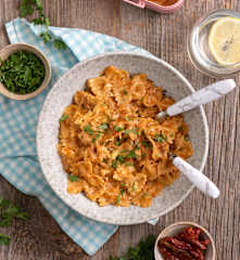 Makaron w sosie śmietanowo-serowym z suszonymi pomidorami